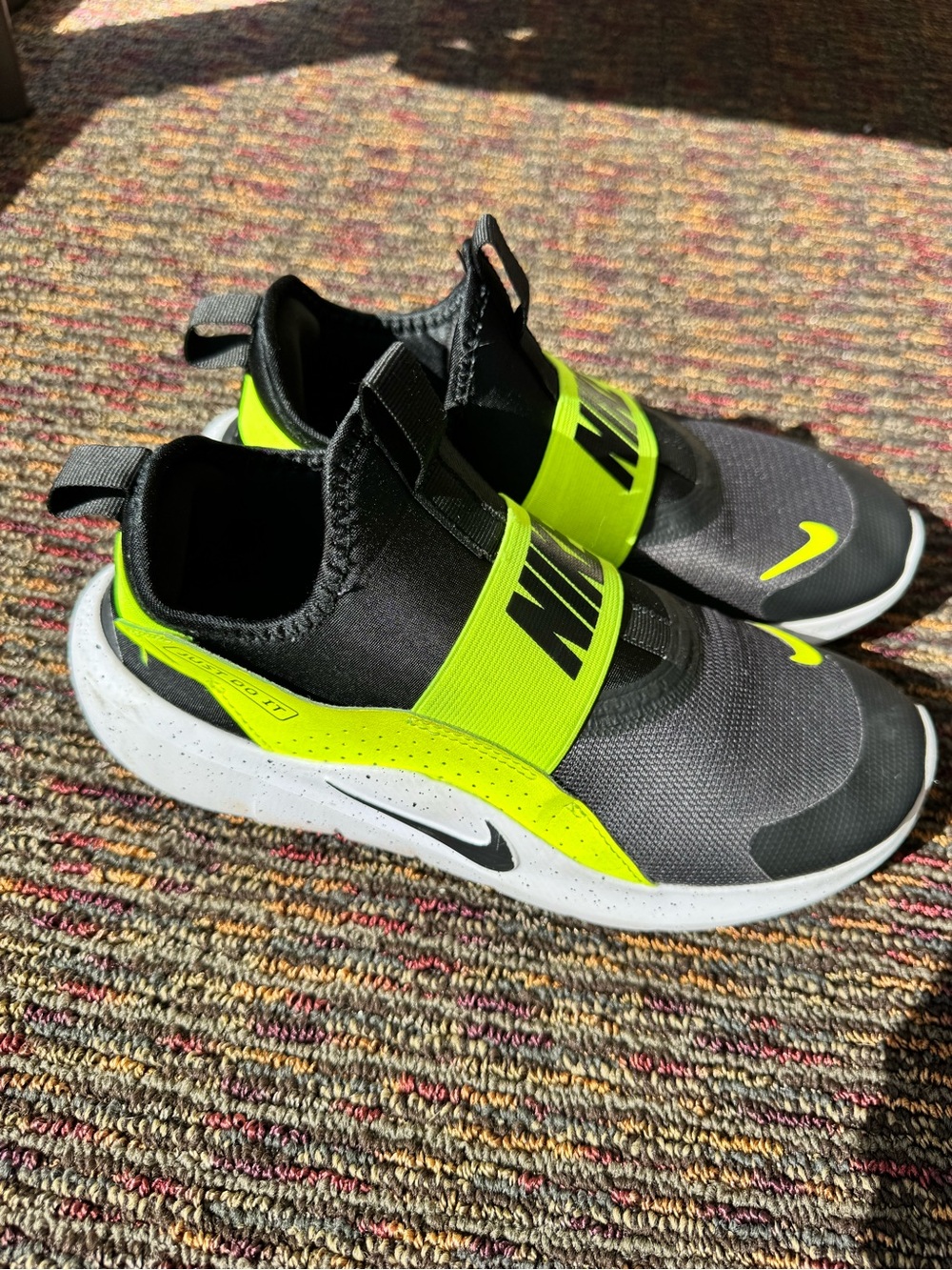 Nike Kids Slip-On Sneakers in Black & Neon Yellow size 5.5 youth